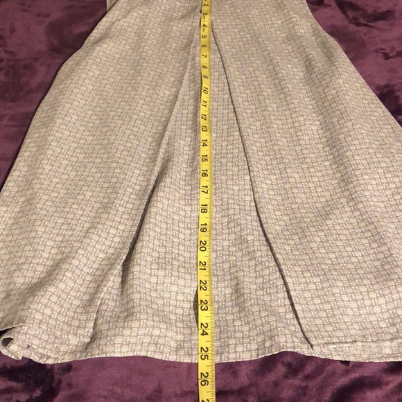 Sleeveless tunic with white and lavender pattern on gray background - Picture 9 of 9